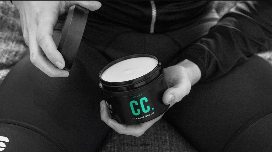 Комфорт и защита за кожата при каране с крем Muc Off Athlete Performance