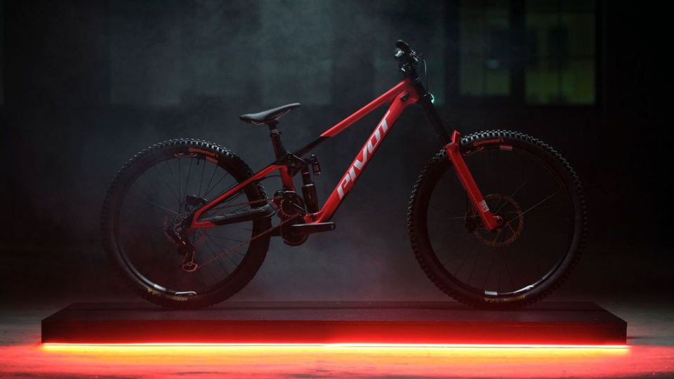 Ново! Pivot Phoenix DH Team XX – състезателна конфигурация на ниво Световна купа